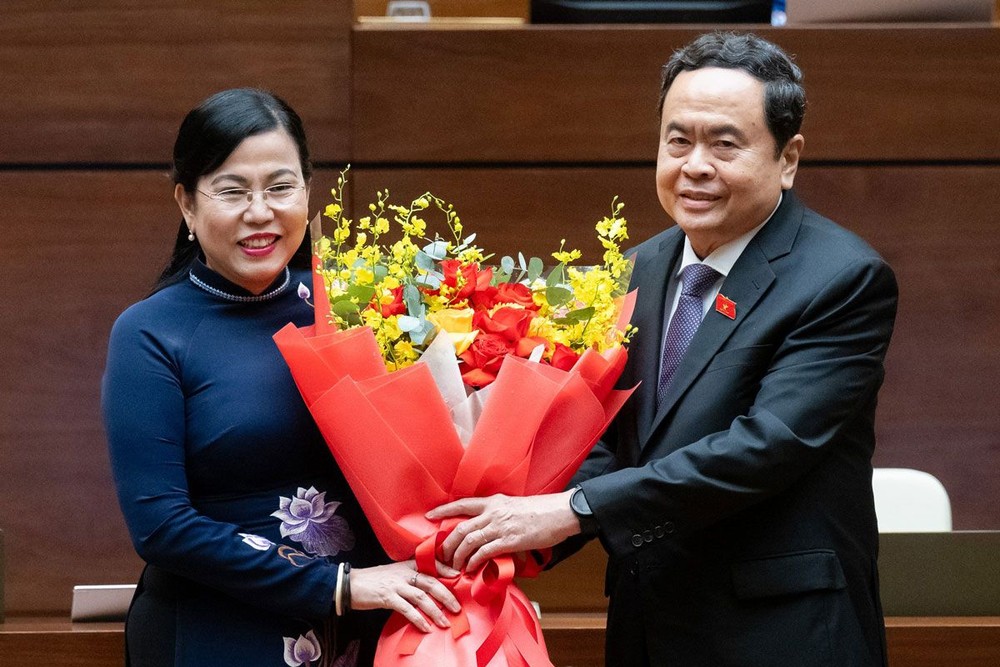 国会主席陈清敏送花祝贺阮清海同志。（图：维玲）