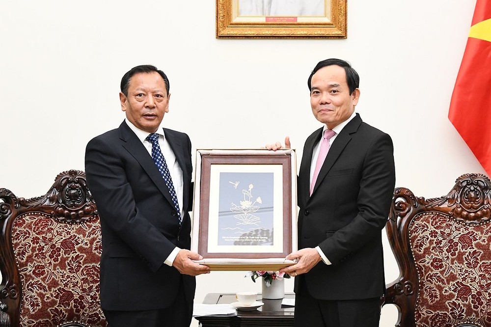政府副总理陈留光（右）向中国国家民族事务委员会副主任边巴扎西赠送纪念品。（图：越南民族委员会）