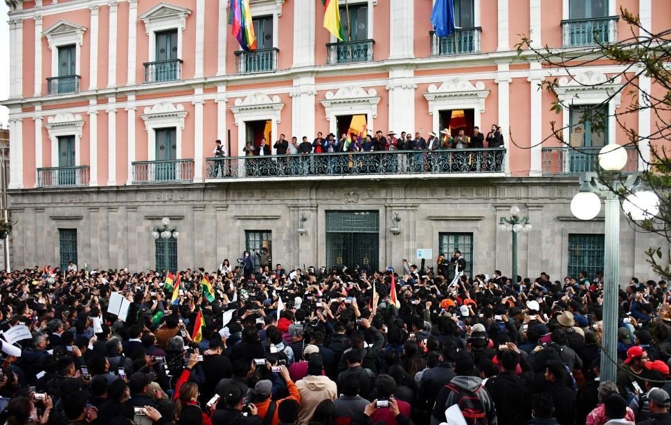 6月26日，在玻利维亚拉巴斯，玻利维亚总统阿尔塞（中）向民众发表讲话。（图：新华社）