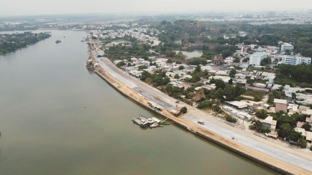 土龙木市与平阳省已开发一段西贡河畔街。