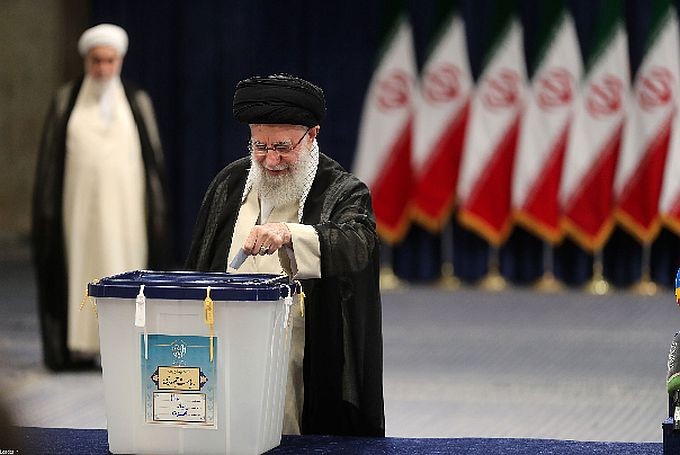 伊朗总统选举投票正式开始，伊朗最高领袖哈梅内伊在首都的投票站投下首张选票。（图：互联网）