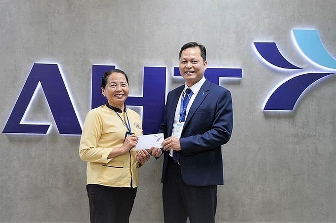 拾金不昧的香姐（左）受到岘港国际机场领导的临时奖励。（图：L.T）