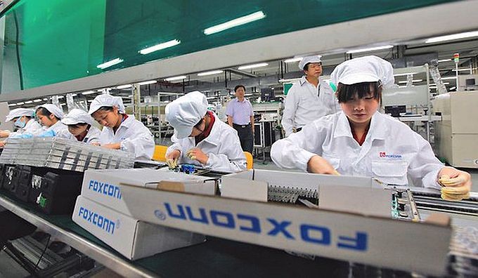 工人们在设于北宁桂武工业园区的富士康公司厂房工作。（图：投资报）