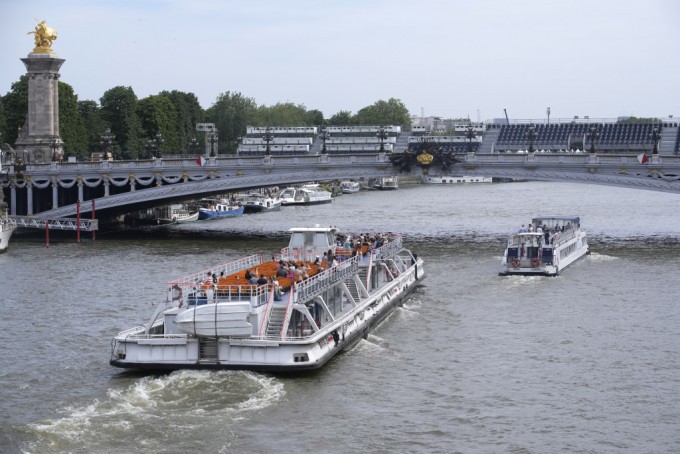 塞纳河「亚历山大三世桥」河段是巴黎奥运铁人3项之一游泳比赛的预定地点。（图：AP）