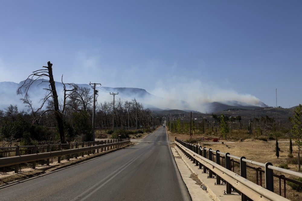 6月29日，希腊首都雅典西北郊的帕尔尼萨山区升起浓烟。（图：新华社/AP）