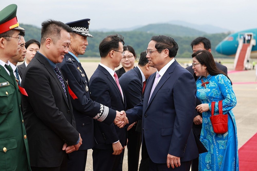 韩国官员在城南军用机场迎接政府总理范明政和夫人。（图：越通社）