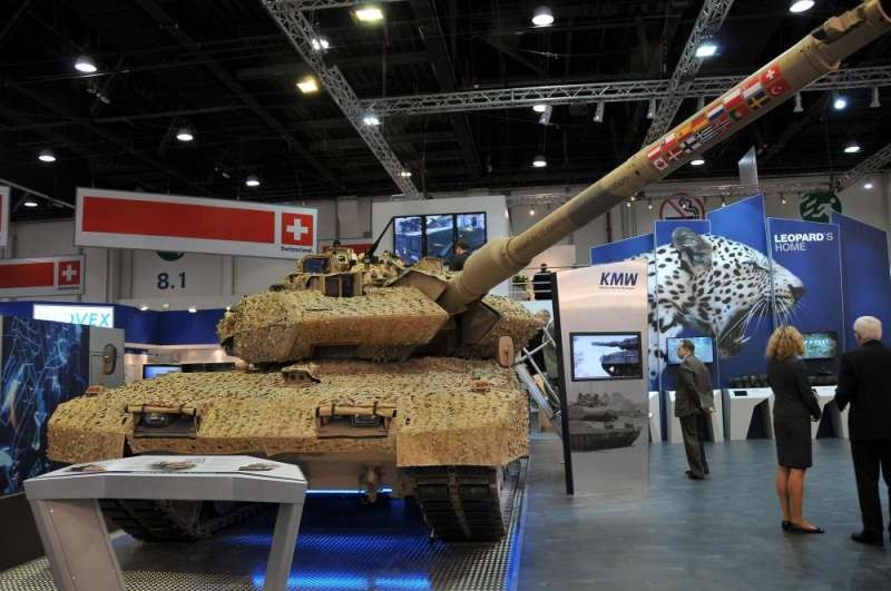 图为 2011年2月21日，在阿联酋首都阿布扎比举行的国际防务展上拍摄的德国豹2式主战坦克。（图：新华社）