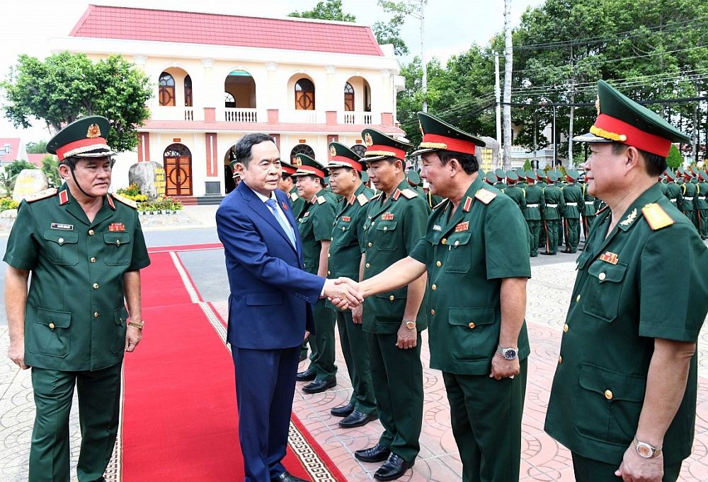 国会主席陈清敏（左二）与第九军区领导握手致意。（图：琼娥）