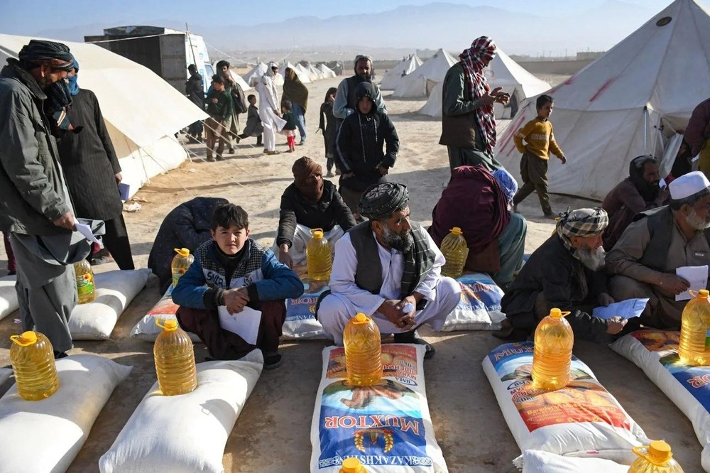 巴基斯坦的阿富汗难民，接受慈善机构提供的食品援助。（图：AFP）