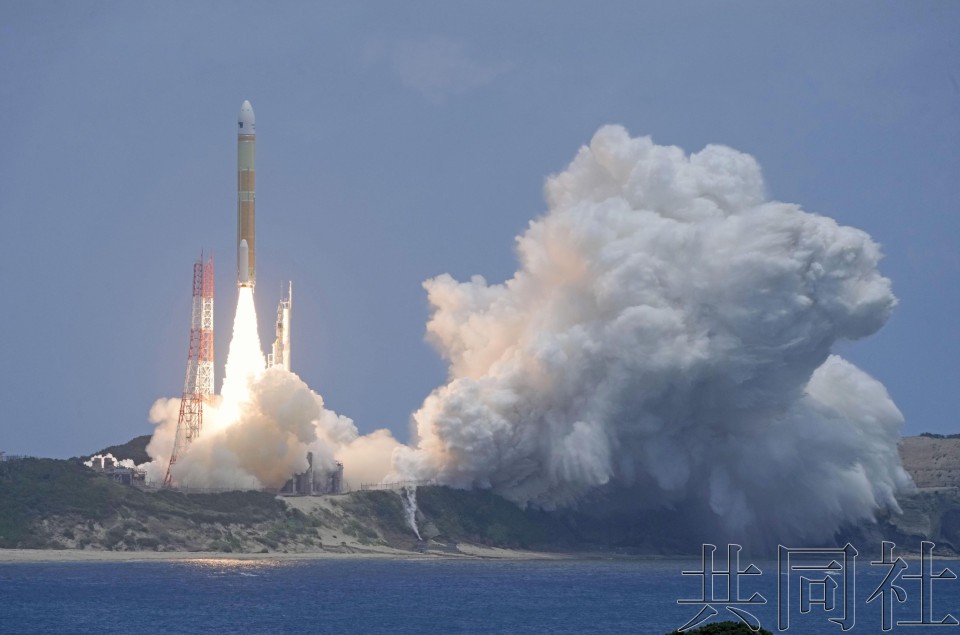 7月1日中午，搭载地球观测卫星“大地4号”的H3火箭3号机从鹿儿岛县的种子岛宇宙中心发射升空。（图：共同社）