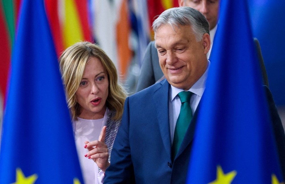 匈牙利总理欧尔班（右）与意大利总理梅洛尼日前出席欧盟峰会。（图：路透社）