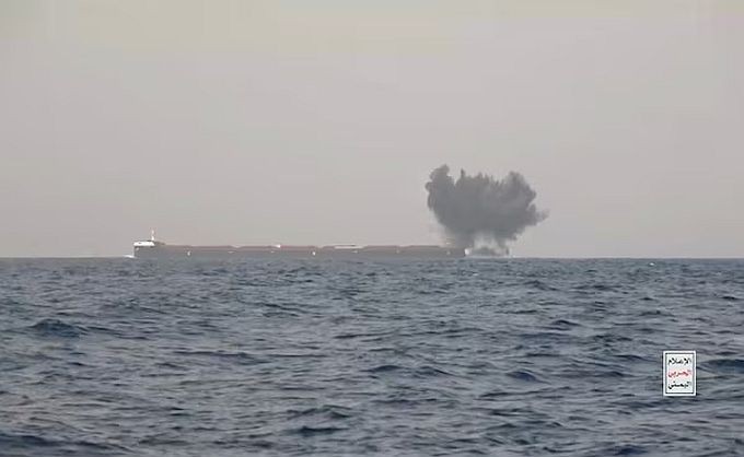 6月12日，胡塞武装声称袭击了红海的一艘希腊船。视频截图显示爆炸后冒起浓烟。（图：路透社）