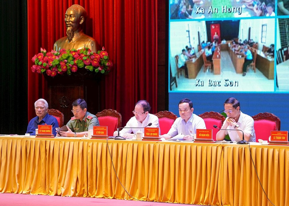 政府副总理陈留光（右二）和海防市国会代表团在海防市安阳县与选民接触。（图：武波）