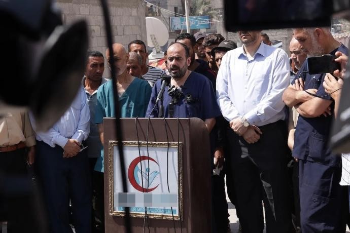 日前获释的希法医院院长萨尔米亚（中），于1日在加沙汗尤尼斯的纳赛尔医院召开记者会。（图：土耳其安纳多卢通讯社）