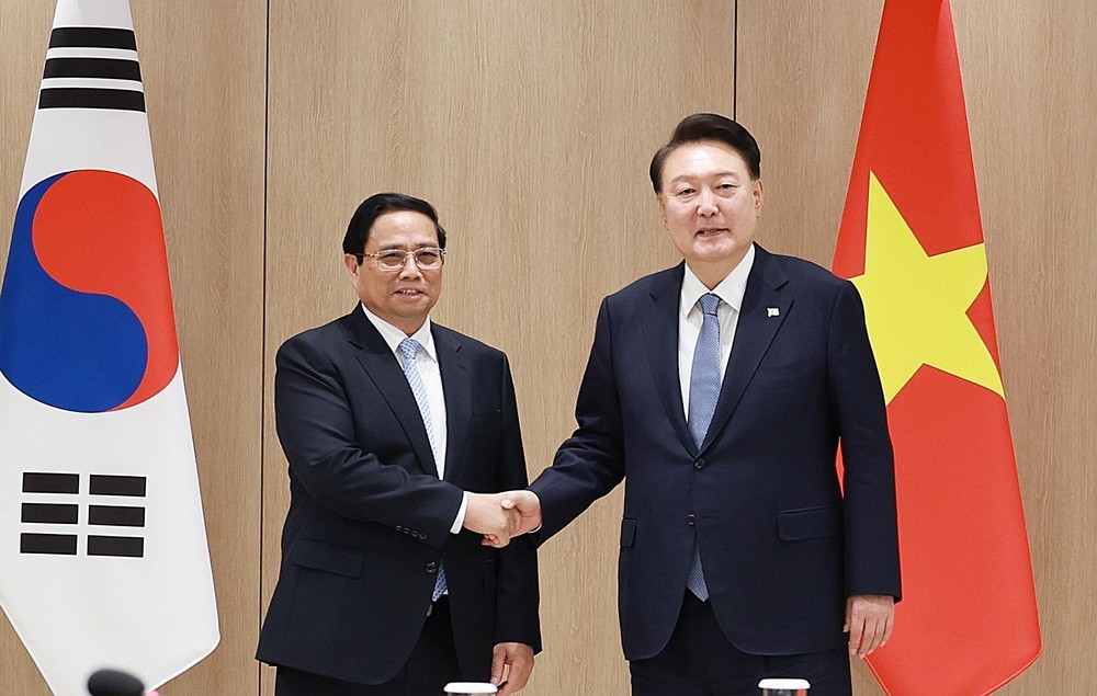 越南政府总理范明政(左)会见韩国总统尹锡悦。（图：越通社）