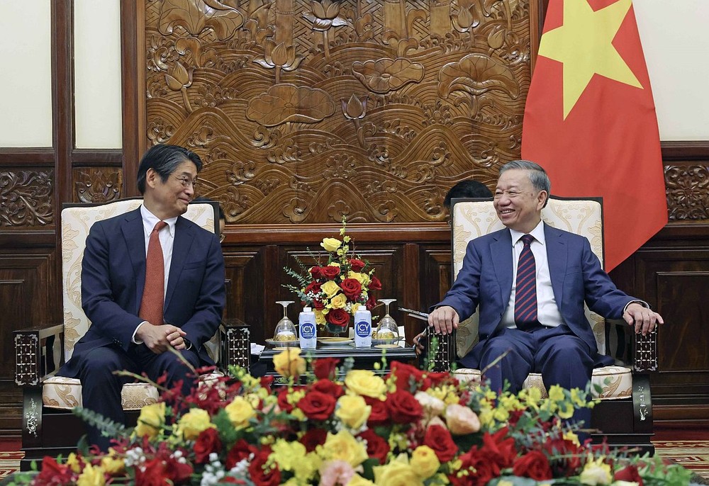 国家主席苏林与日本驻越南特命全权大使伊藤直树交谈。（图：越通社）