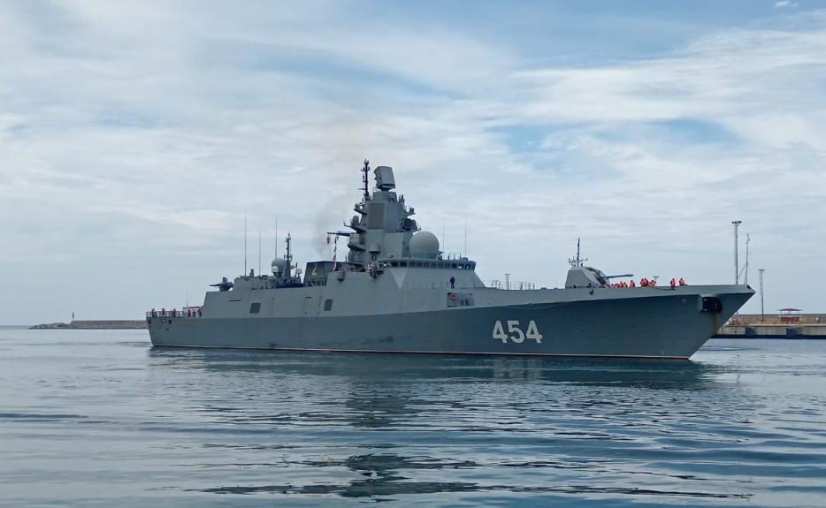这是7月2日在委内瑞拉北部拉瓜伊拉港拍摄的俄北方舰队“戈尔什科夫海军元帅”号护卫舰。（图：新华社）