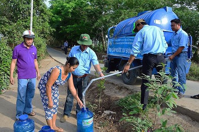 一辆移动供水车向缺水的民众提供生活用水。（图：清清）