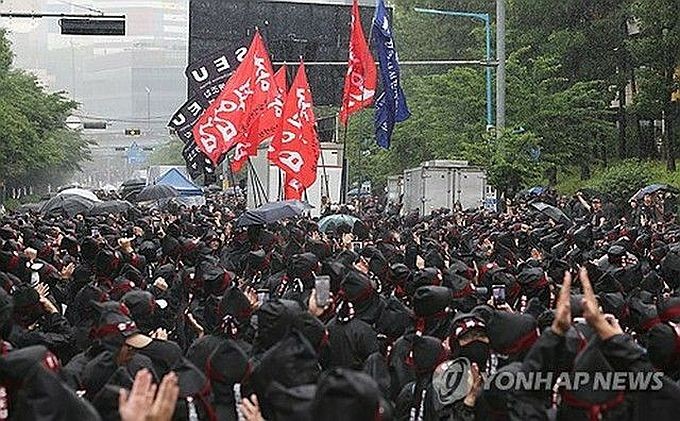 7月8日，在京畿道华城市的三星电子工厂前，全国三星电子工会举行总罢工动员大会。（图：韩联社）