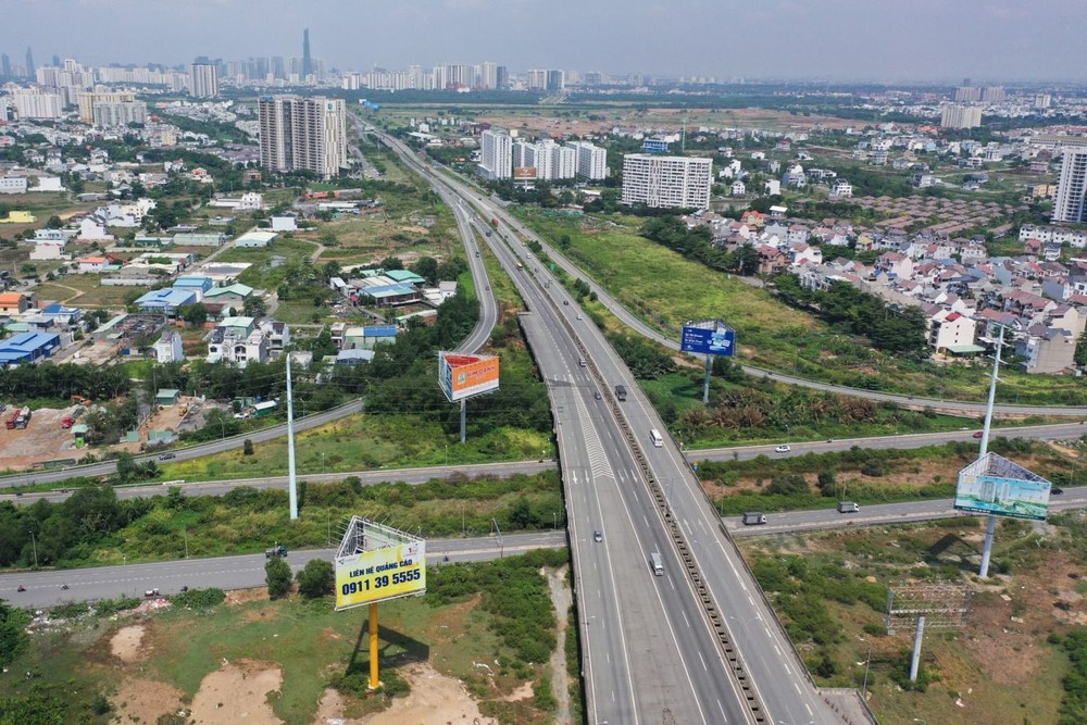 按规划胡志明市-隆城高速公路将从4条车道扩建至10条车道。