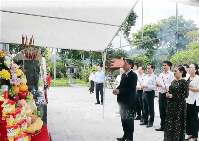 国会副主席阮德海与工作团在莱州省烈士陵园上香缅怀历代英雄烈士。（图：越通社）