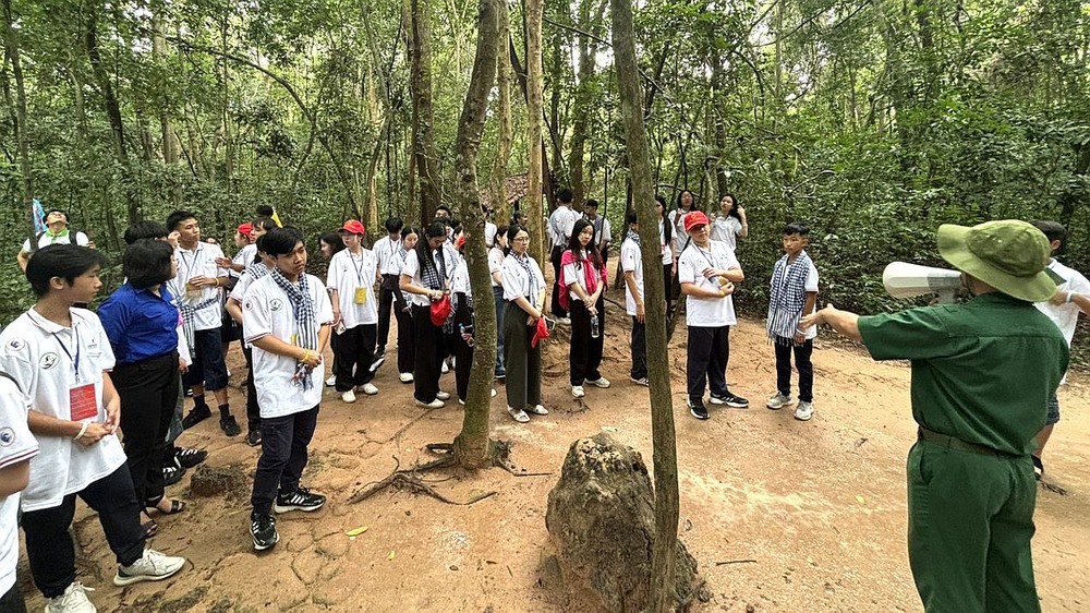 夏令营青少年游览并探索古芝县地道。（图：吴平）