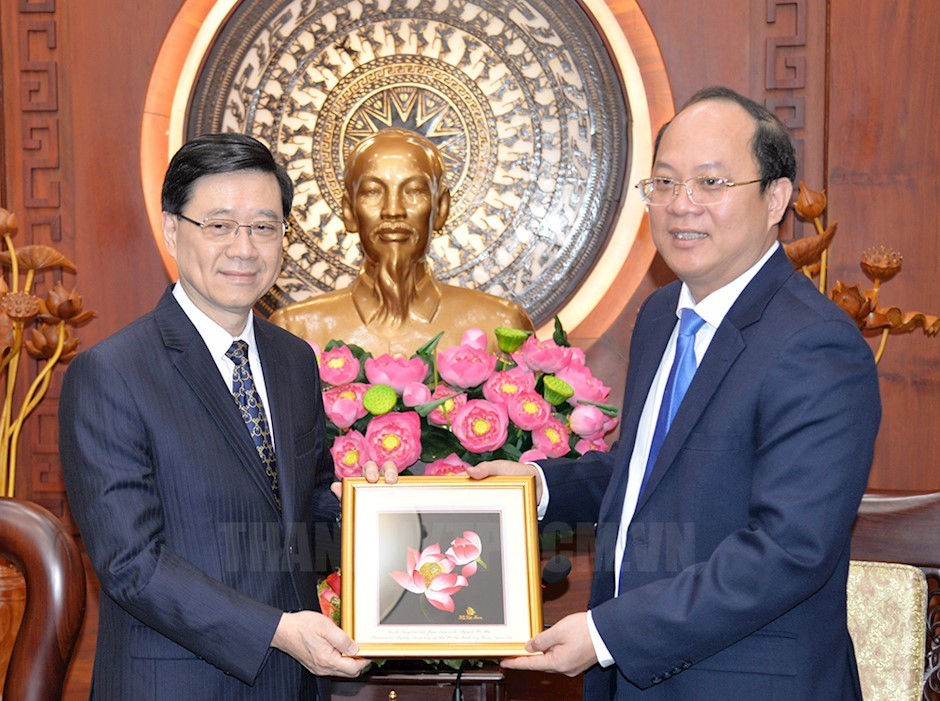 市委常务副书记阮胡海（右）向中国香港特别行政区行政长官李家超赠送纪念品。（图：市党部新闻网）