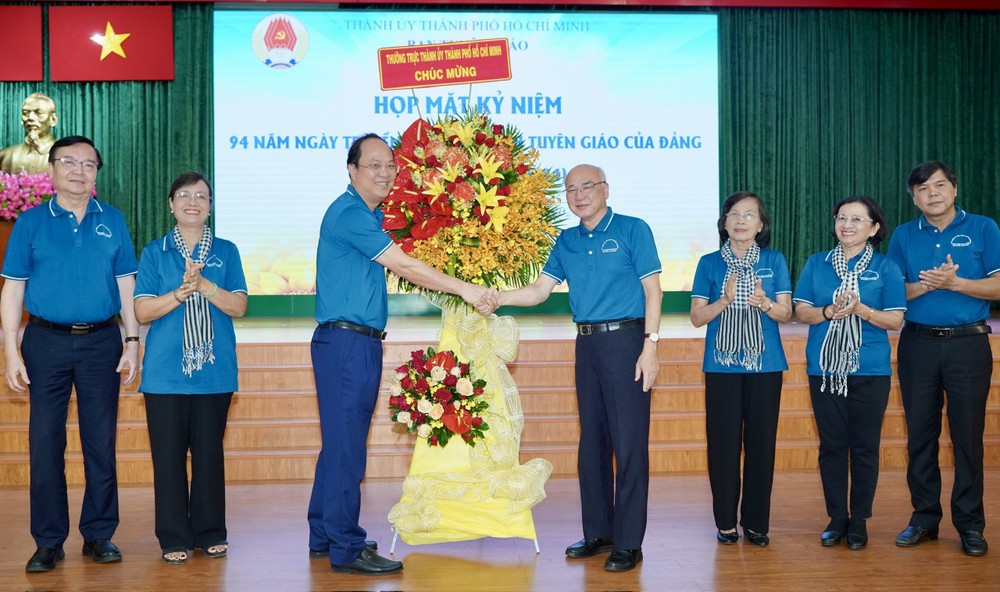 市委常务副书记阮胡海向市委宣教处领导和原领导赠送花篮。