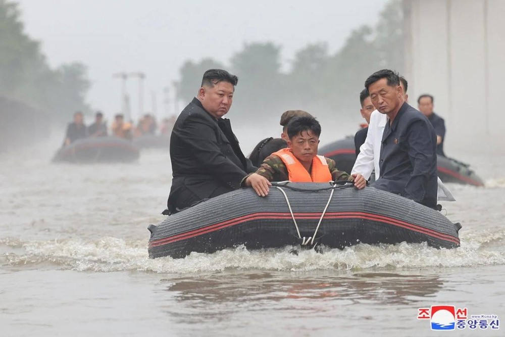 金正恩较早时视察平安北道新义州市及义州郡的灾区，监督救援及疏散工作。（图：朝中社）