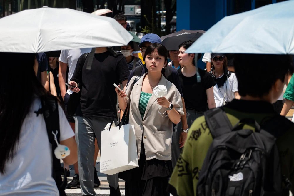 图为 7月4日，人们在日本东京原宿的街道上行走。（图：新华社）