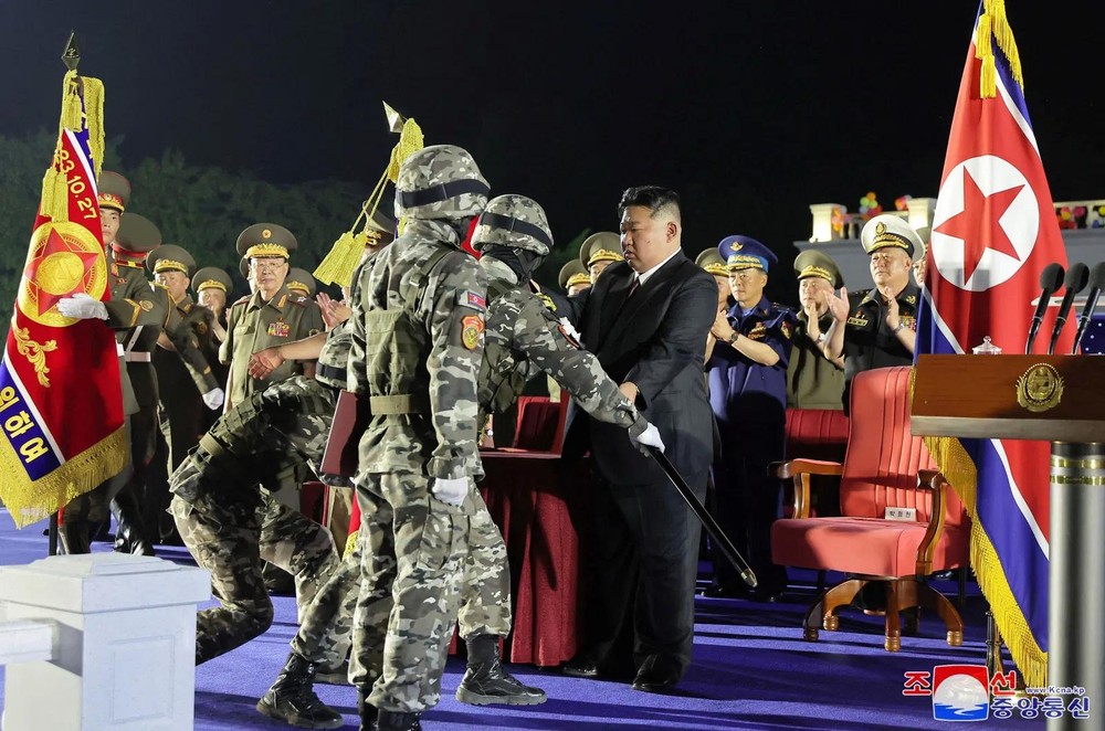 朝鲜最高领导人金正恩4日在平壤出席新型战术弹道导弹武器系统交接仪式。（图：朝中社）