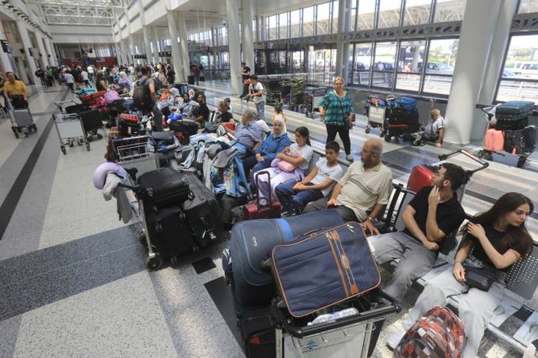 8月5日，旅客在黎巴嫩首都贝鲁特国际机场出发大厅等候登机。（图：AFP）