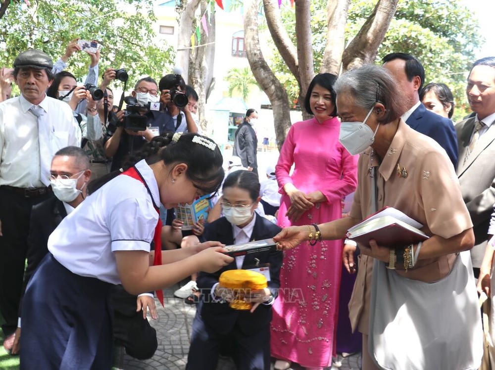 泰国皇家公主玛哈‧扎克里‧诗琳通（前右）向广治省东河市阮必成小学生赠送礼物。（图：越通社）