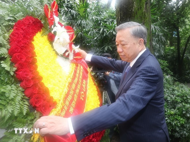 越南共产党中央总书记、国家主席苏林敬献花圈缅怀范鸿泰烈士。（图：越通社）