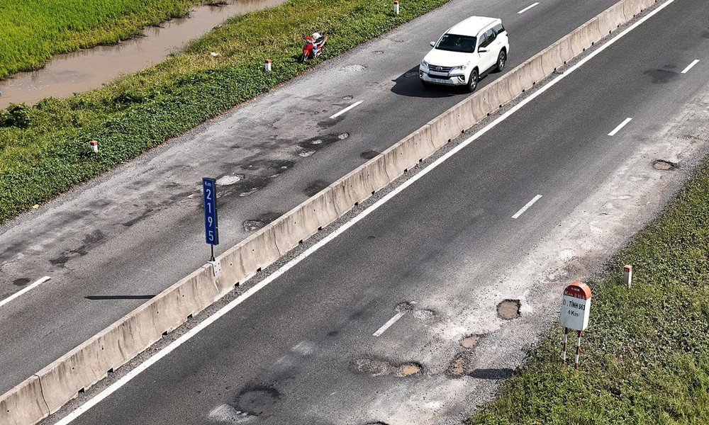 图为路疊-迪吹高速公路途经芹苴市永盛县的路段路面破损，大坑小坑不断。（图：VNE）