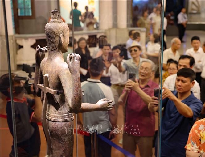 各界人士纷纷前来国家历史博物馆观赏杜尔迦女神铜像并拍照留念。（图：越通社）