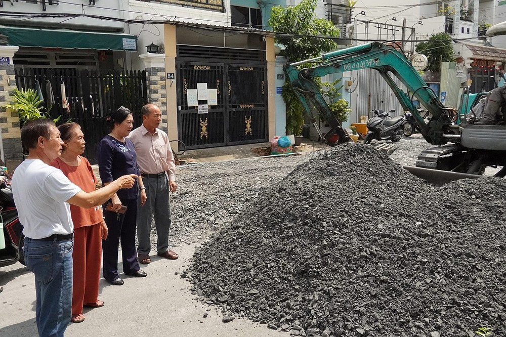 第七郡平顺坊第二十街区党支部监督当地街道整饬工作。