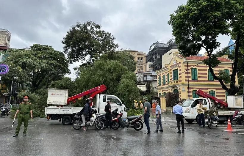 河内市职能力量正在进行交通疏导，确保3号台风过后的交通安全。（图：越通社）