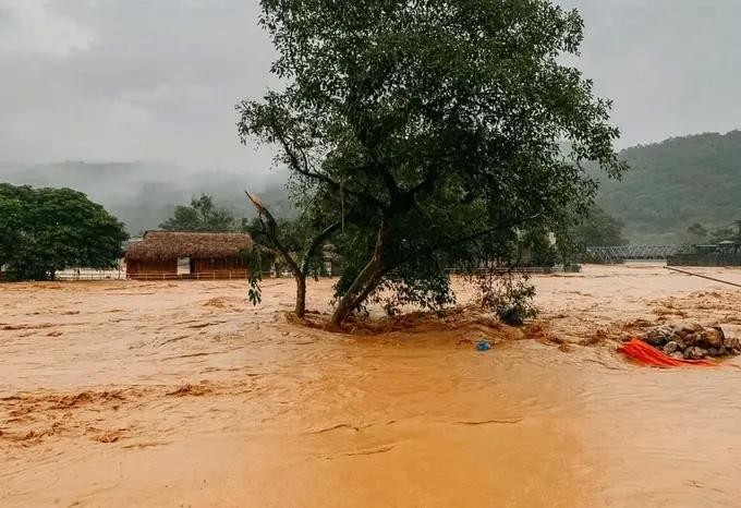 洪水和台风造成至少98人死亡和失踪