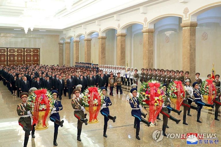 据朝中社9月9日报道，在迎来朝鲜建政76周年之际，内阁总理金德训等党政干部前往平壤锦绣山太阳宫参谒。锦绣山太阳宫安放有朝鲜已故前最高领导人金日成和金正日的遗体。 （图：韩联社/朝中社）