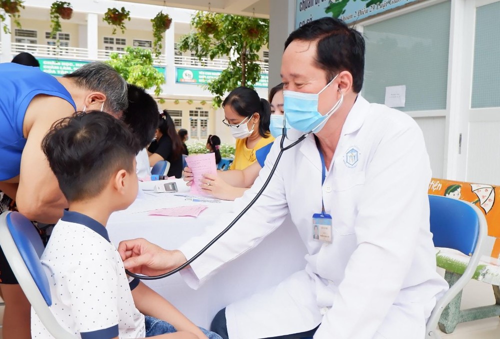 医务人员正在为第七郡范友楼小学的一名学生进行查体。（图：成山）