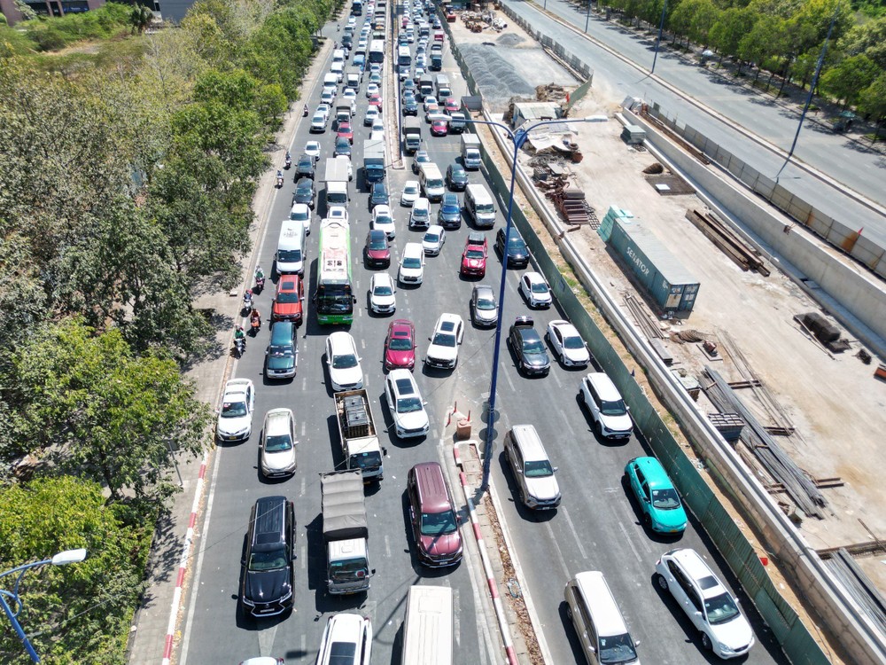 本市-隆城高速公路引路在安富交通枢纽经常超负荷。（图：国雄）