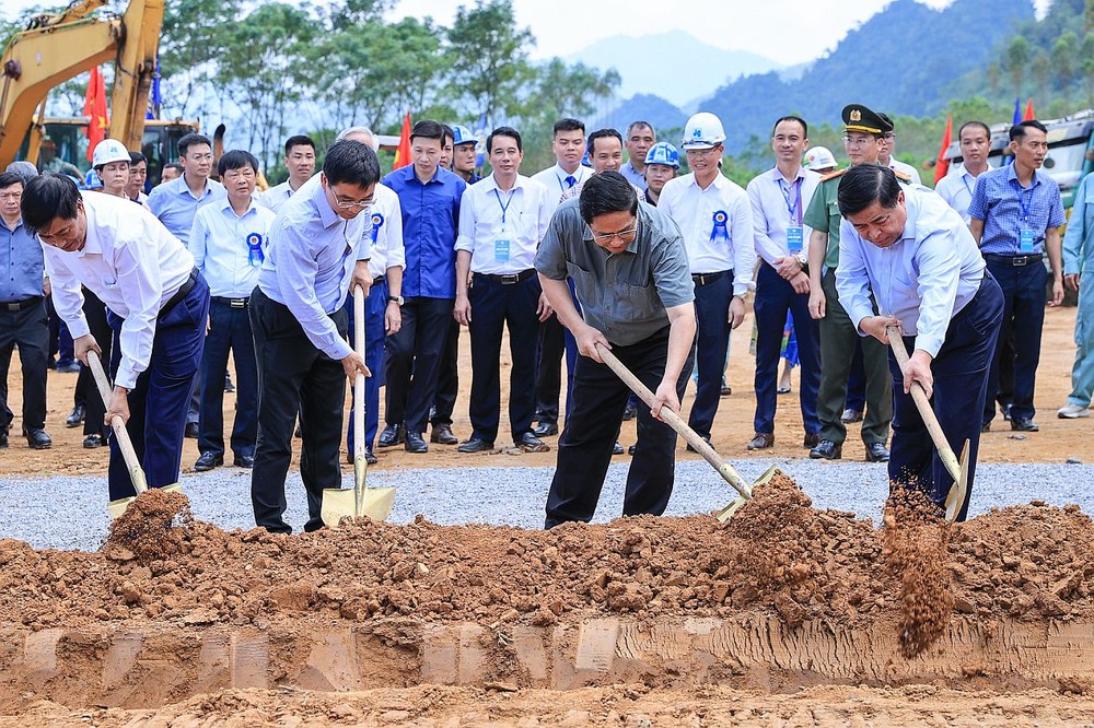 政府总理范明政视察和平省