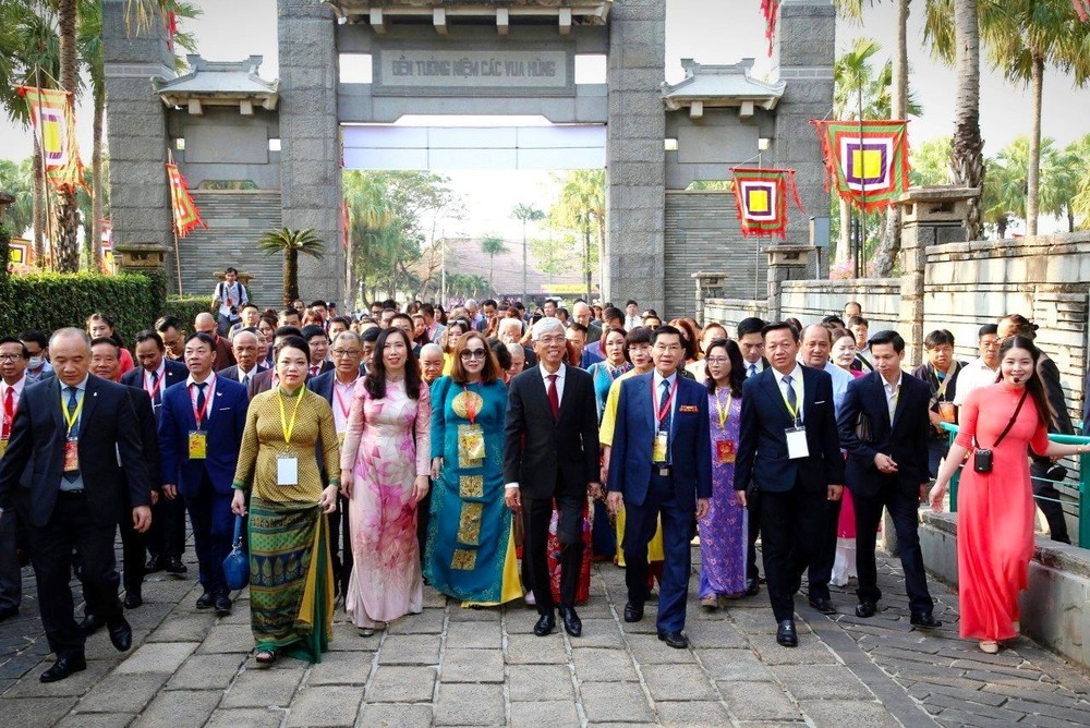 侨胞代表参观守德市的历史与文化民族公园。（图：日盛）