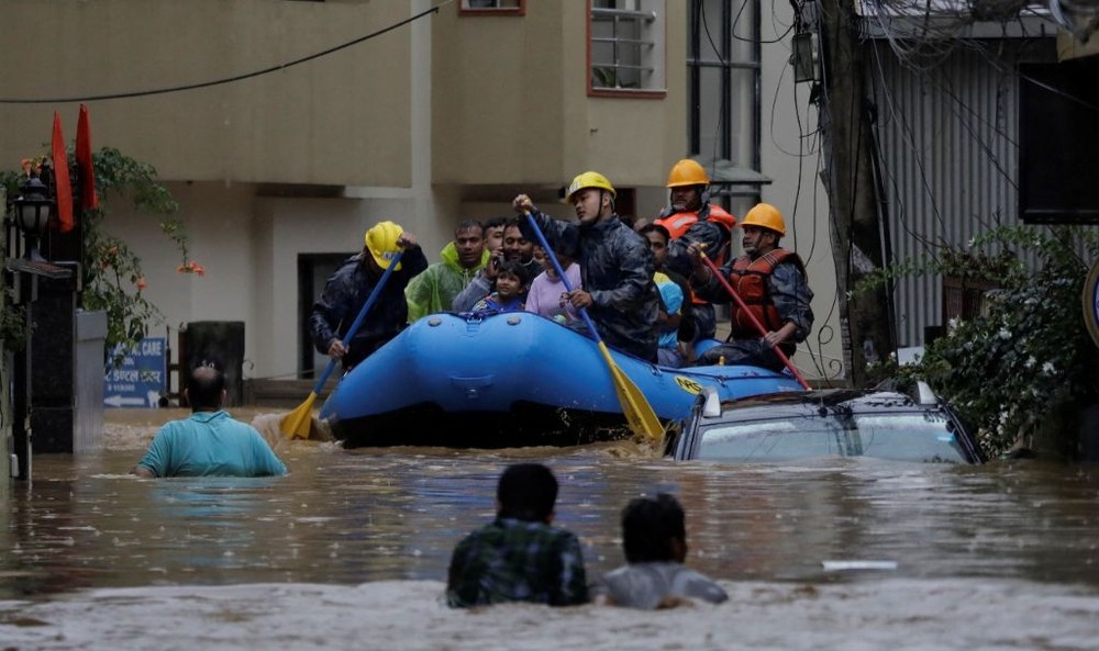 2024年9月28日，尼泊尔加德满都因连日暴雨淹水，安全部队用橡皮筏撤离受困灾民。（图：路透社）