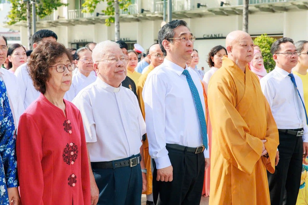 各位代表在胡志明主席肖像前献花。