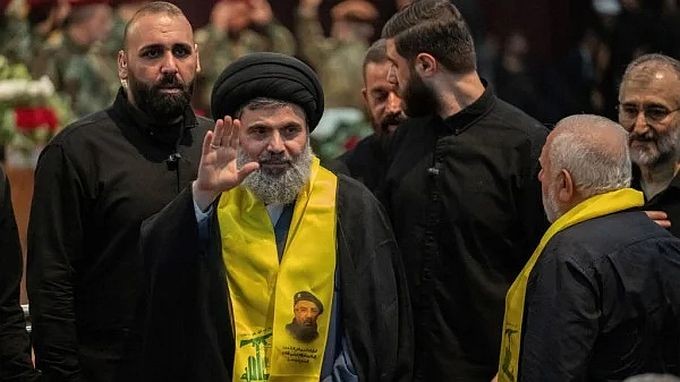 图为真主党执行委员会主席哈希姆·萨菲丁（Hassan Nasrallah，中）2024年8月1日参加了在贝鲁特南郊被杀害的高级指挥官福阿德·舒克尔的葬礼。（图：AFP）