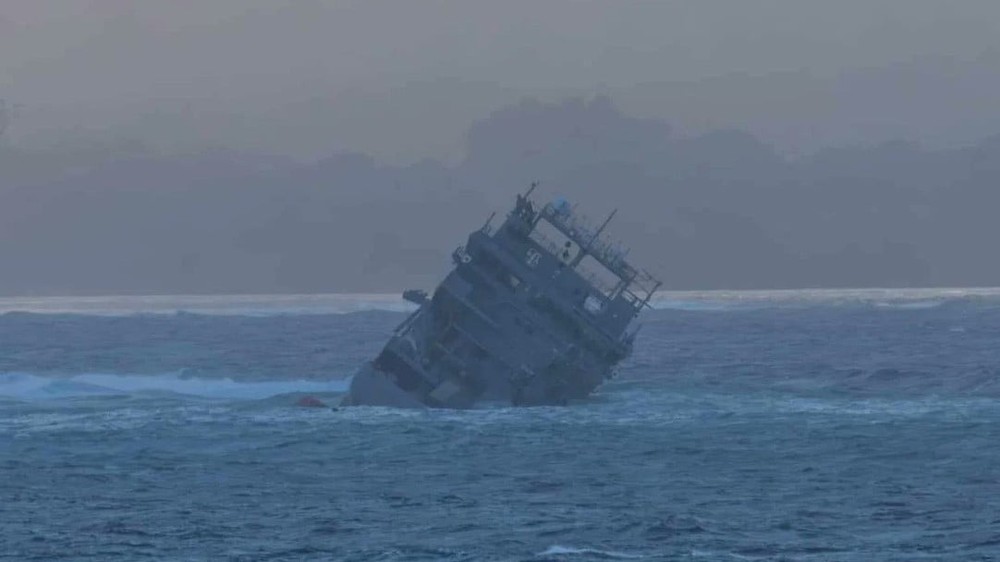 「马纳瓦努号」拦浅倾侧。（图：社交平台）