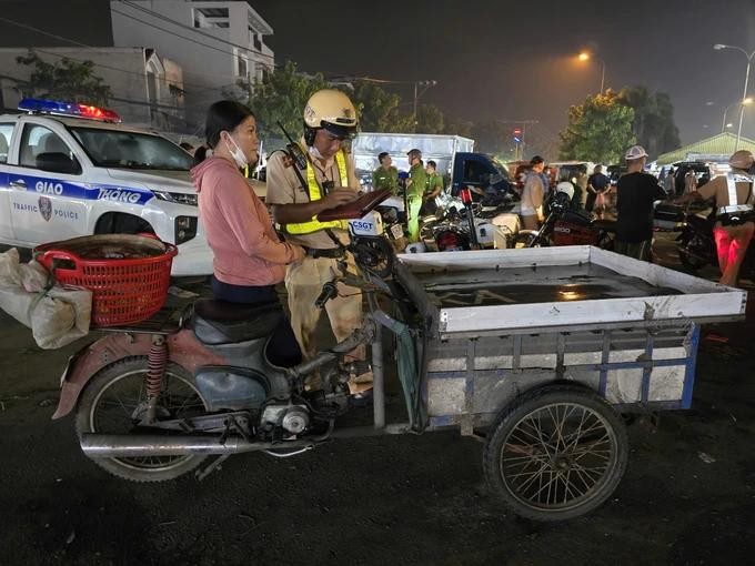 交警力量对违规改装的三轮车进行处理并当场开具记录。（图：志石）