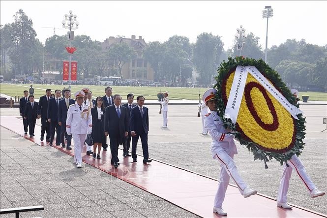 中国国务院总理李强晋谒胡志明主席陵